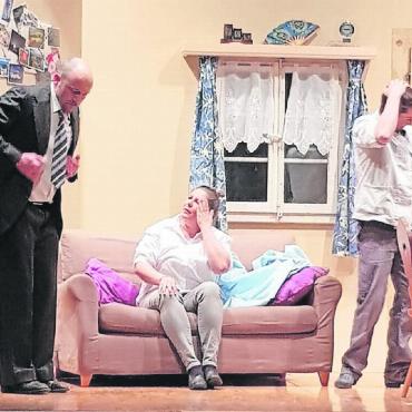 Luege, lose, lache in Lauenen - Nach dem Chaos: Herr Friedli, Frau Dr. Honegger und Metzgermeister Stark.