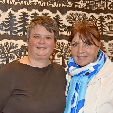Dorforganisation Schönried: Rochade im Vorstand - Irene Eggenberg (links) übernimmt von Christine Schopfer das Amt als Präsidentin.    FOTOS: ANITA MOSER