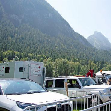 Fliegen und Siegen: die Devise der Teams - Erste Hilfe vor Ort mit Pony-Kran.