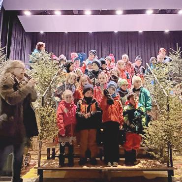 Stimmungsvoller Adventsmäret in Gsteig - Weihnachtliches Konzert der Kinder.