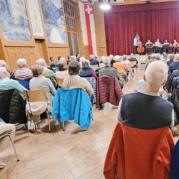«Überall hets Pilzli draa...» - Der zweite Abesitz war gut besucht. Auf der Bühne spielt das Schwyzerörgeliquartett «Chällermusig».