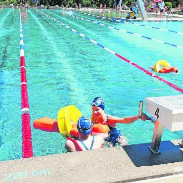 SLRG-Rettungsschwimmteam erreicht den vierten Rang in Grenchen - Lavinia und Sharleen bei der Puppenübergabe.
