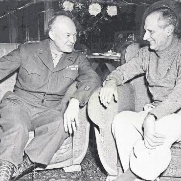 Die Schlacht von El Alamein, D-Day und eine Preisverleihung ohne Königin - Das Verhältnis zwischen Bernard Montgomery und General Dwigth Eisenhower, der 1943 zum Oberbefehlshaber aller alliierten Streitkräfte in Nordwesteuropa ernannt wurde, war nicht immer so entspannt. Unterschiedliche Meinungen betreffend
Strategie und Kriegsführung führten oft zu
Krisen.
FOTO:ALAMY STOCK FOTO U.S. OFFICE OF WAR INFORMATION PICTURE/SYDNEY MORNING HERALD