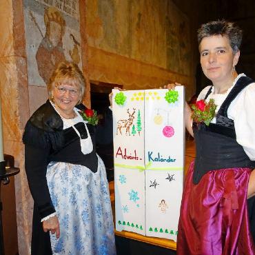 Stimmungsvoller Start in die Adventszeit - Rosmarie Aellen (links) feiert 25 Jahre Jubiläum als Dirigentin. Rechts Präsidentin Yvonne Haldi.