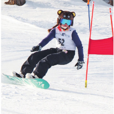 Ein wenig «Streif-Feeling» am Saaner Schülerrennen - Laura Colella (Mädchen Snowboard Bramad 2).