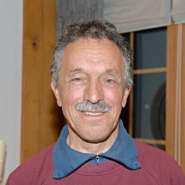 Dorforganisation Lauenen: Uli Mass neu im Vorstand - Willi Oehrli zeigte im Anschluss an die ordentlichen Traktanden Fotos und Zeitungsausschnitte von früher und heute.