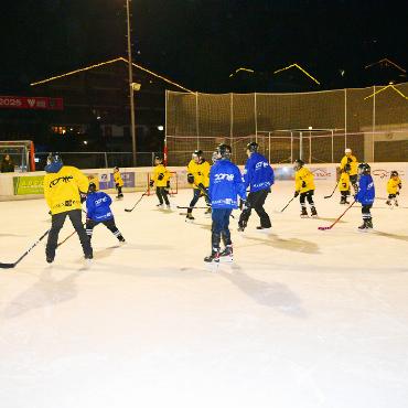 Gemeinsam stark – Saisonabschluss der Eishockeyfamilie - Gewimmel auf dem Eis beim Spiel der Eltern mit ihren Kindern.