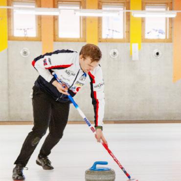 Gstaad in schottischer Hand: Dodds und Mouat gewinnen das Mixed-Doubles-Curling-Turnier 2024 - Der Besen huscht in enormer Geschwindigkeit auf dem Eis hin und her.