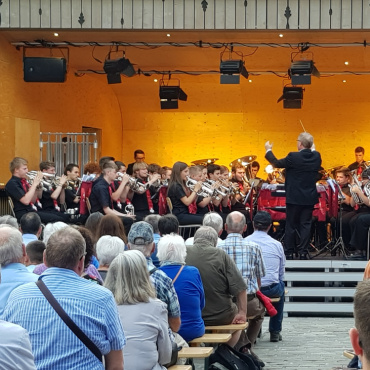 Fulminanter Abschluss der Saaner Proms 2023 - Die Nationale Jugend Brass Band  begeisterte die  Konzertbesucher am Wohnort ihres  damaligen Gründers Markus S. Bach. (Foto: AvS)