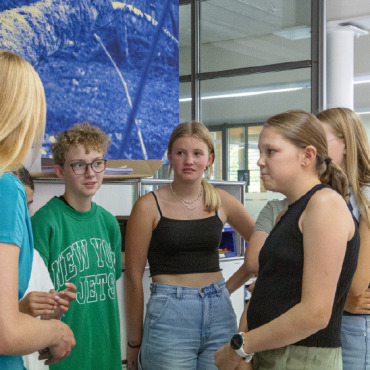 Einblicke in den kaufmännischen, grafischen und journalistischen Alltag - Die Schüler:innen sprachen interessiert über den kaufmännischen Beruf.