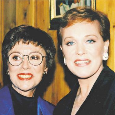 Happy Birthday, Julie Andrews! - Julie Andrews brachte Hollywood nach Gstaad: Caterina Valente (links) 1998 am CineMusic in Gstaad.
FOTO: KÄTHI VON SIEBENTHAL