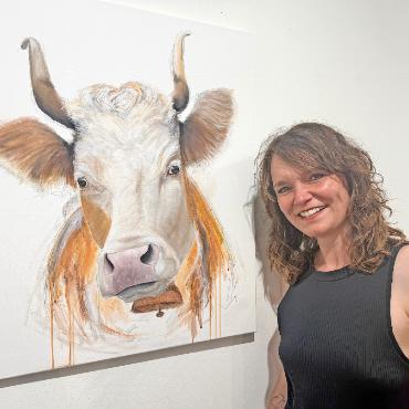 Mixed Media trifft Tradition – aus gutem Grund - Denise Schwizgebel vor einem ihrer Lieblingswerke, dem «Simmentaler Rind».