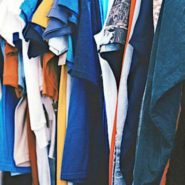 Kleidertausch Saanenland - Nebst Frauen- können auch Herrenkleider, sowie -schuhe und -accessoires getauscht werden. FOTO: UNSPLASH