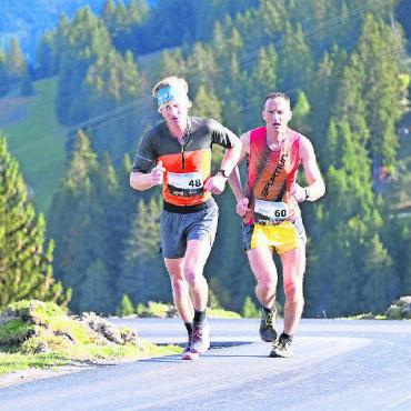 Neuer Streckenrekord am Rinderberglauf - Mit Marco Wildhaber aus Aeschi (Startnummer 48) hatte der Titelverteidiger Patrick Feuz (Startnummer 60) ein hervorragendes «Zugpferd» und so realisierte er mit einer Zeit von 1.08 Stunden einen neuen Streckenrekord. FOTOS: JENNY STERCHI