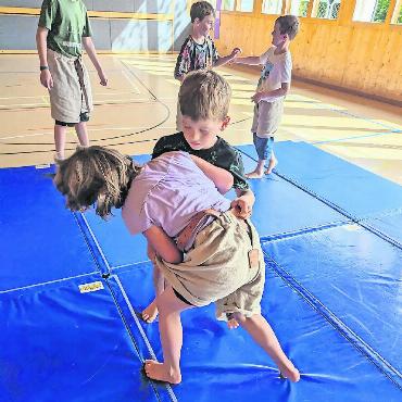 Traditionen im Saanenland - Wie die grossen Bösen: Diese zwei Kinder üben fleissig den «Hoselupf».