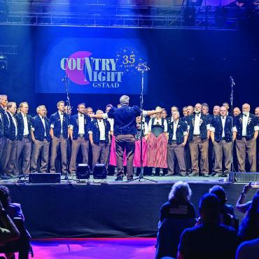 Hut, Stiefel und Weste an: Die Country Night Gstaad feierte 35 Jahre - Auf die Darbietung der Grossformation der Jodlerklubs freute sich Marcel Bach im Vorfeld besonders. FOTO: RETO HAMMER