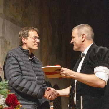 18 Jodellieder und «Naturjütz»: Simon Hefti feiert mit Musikfreunden CD-Taufe - Foto rund: Walter Fölmli von der Firma Phonoplay int. (links) beehrte den Abend. Simon Hefti übergibt ihm ein bisschen «Bettlektüre».