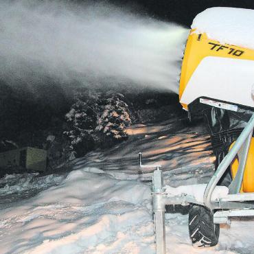 Die komplexe Herausforderung des Beschneiens - Eine der Schneekanonen der BDG am Horneggli. Hier während des letzten Wochenendes, als die Temperaturen noch tief genug waren, um Schnee zu erzeugen. FOTO: NICOLAS GEISSBÜHLER