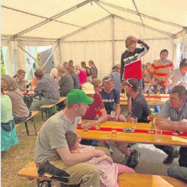 Einblick in die neue Molkerei Gstaad - … für die vielen Besucher im Festzelt. FOTO: RENÉ RYSER