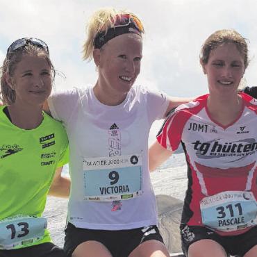 Traumhafte Bedingungen am Glacier 3000 Run und Kids Run 2022 - Das Siegerinnentrio geniesst den Applaus des zahlreich anwesenden Publikums .1. Rang Victoria Kreuzer, Zermatt; 2. Rang Nicole Schindler, Plaffeien; 3. Rang Pascale Rebsamen, Hütten.