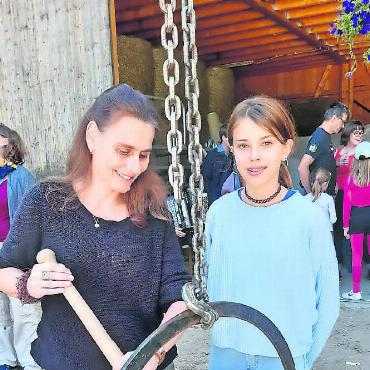 Abländschen: «Chäse isch e faszinierende Bruch» - Nicole und Lina beim Chäsen. FOTOS: HANS-PETER VENNER