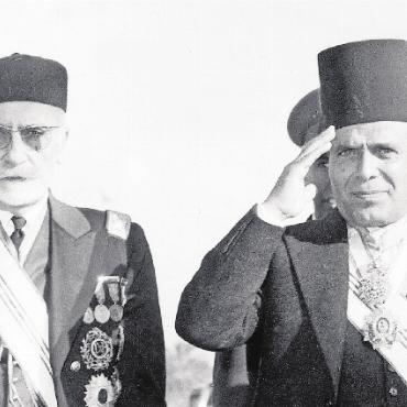 Habib Bourguiba, die Unabhängigkeit Tunesiens und Gstaad - Kurz nach der Unabhängigkeit 1956 liess Bourguiba den tunesischen König Lamine Bey (links) durch eine heimliche Abstimmung in der verfassungsgebenden Versammlung absetzen. Mit diesem Coup machte er seinen Traum wahr, aus Tunesien eine Republik zu machen und deren erster Präsident zu werden. FOTO: WORLD HISTORY ARCHIVE/ALAMY STOCK FOTO