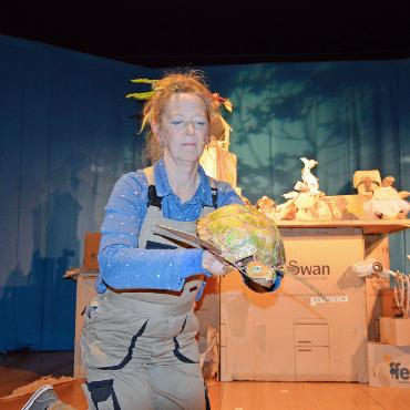 Was für ein Theater: Pappkarton-Puppenspiele - Liz Lempen mit ihrer handgefertigten Schildkröte. Sie «schwimmt» durch das Theater.