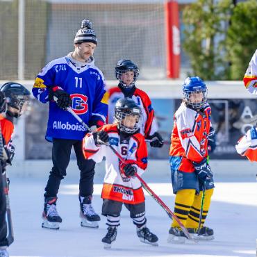 Gemeinsam macht es mehr Spass! - Mauro Dufner vom HC Fribourg-Gottéron versucht, sich im Gewühl zurechtzufinden.