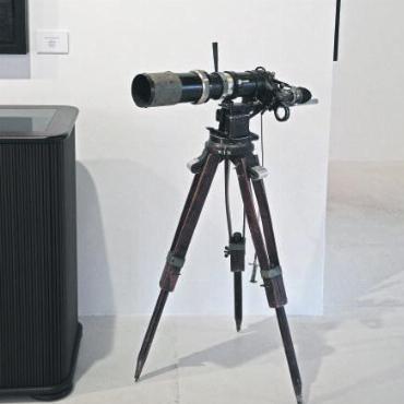 Gefährlich nahe an wilden Tieren - Die originale Kamera von Jacques Naegeli. Auf dem Foto oben sieht man Naegeli in Aktion in Afrika mit ebendiesem Gerät.