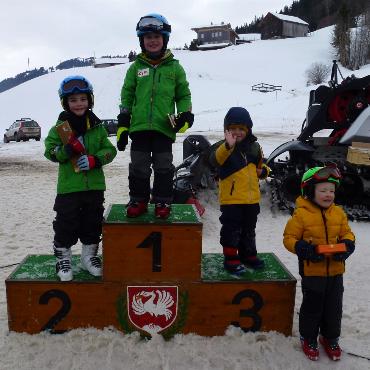 Zufriedene Gesichter am Skiclubrenntag an der Hublen