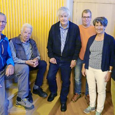 Die Kosten für den Pfarrhausumbau Saanen sind unbestritten - Monika Steiner war erfreut, alle Kirchkreisratsmitglieder aus Abländschen zu begrüssen: v.l.: Christoph Wiesner, Hans Dänzer, Beat Fuhrer, Simon Dänzer und Adolf Schlunegger, der die Renovation der Pfarrhäuser Saanen und Abländschen erläuterte.