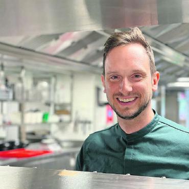 David Ebner wird Co-Küchenchef im Hotel Hornberg - Setzt neue Duftnoten: Der Österreicher David Ebner wirkt seit Juni als Co-Küchenchef im Hotel Hornberg in Saanenmöser. FOTO: ©HOTEL HORNBERG