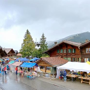 Farbenfroher Gsteigmäret unter grauen Wolken - Trotz Regen und kühlen Winden pilgerten unzählige «Märet-Fans» zu den Marktständen. FOTOS: HANS BETTLER
