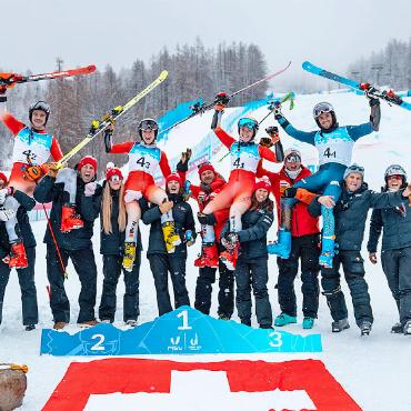 Gold und Silber für Sue Piller an den FISU World University Games - Sue Piller (Startnummer 41) feiert mit ihrem Team den Sieg in der Mixed-Disziplin.