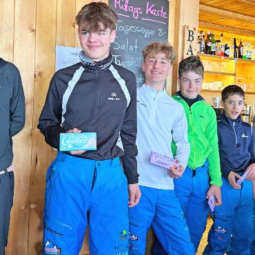 Heidi Sigrist und Hannes Marmet sind Saaner Clubmeister 2026 - Podest Knaben U16: v.l. Nevis Zingre, 3. Rang; Ben Schönmann, 1. Rang; Lionel Huwiler, 2. Rang; Julian Schönmann, 4. Rang; Matteo Baumer, 5. Rang; David Ballif, 6. Rang.    FOTOS: ZVG