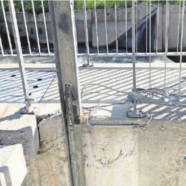 Lauenen «bewegt» - Sichtbare Spuren haben die Erdbewegungen auch am Wasserkraftwerk hinterlassen. Weil das Wasser nicht turbiniert werden kann, musste der Betrieb eingestellt werden. FOTOS: ANITA MOSER
