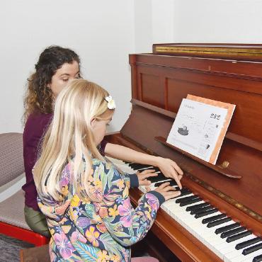Noch kein Weihnachtsgeschenk? Wieso nicht Musikunterricht verschenken? - Erste Versuche mit einem neuen Instrument: Ein guter Einstieg bietet das Schnupper-Abo der MSSO. FOTO: ANITA MOSER