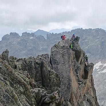 Eine Woche wie «richtige» Alpinisten - Ausgesetzte Gratkletterei am Alplistock.