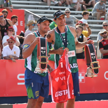 Brasilianerinnen und US-Amerikaner siegen am Swatch Beach Pro Gstaad - Was für eine starke Geste: Die Drittplatzierten Andre/George aus Brasilien nehmen das Trikot vom verletzten Polen Michał Bryl mit aufs Podest.