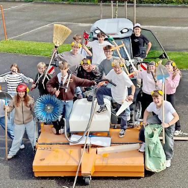 «Rent ä Schüler» ist wieder zurück! - Die Schüler:innen der 9. Klassen OSZ Gstaad freuen sich über Aufträge. FOTO: ZVG