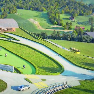 Pläne für eine Konzerthalle und ein Museum in Rougemont - Am Kreisel von Rougemont soll eine unterirdische Konzerthalle entstehen. Oberirdisch wird lediglich die Zugangshalle sichtbar sein. Diese soll baulich ans Landschaftsbild angepasst sein, insbesondere an die denkmalgeschützte Kirche von Rougemont.
