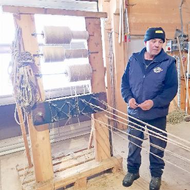 Die letzten Seilmacher im Saanenland – auf Spurensuche - Seilbock mit befestigten Hanfseilen: Alfred Schwizgebel kaufte diesen Seilbock zu Beginn des 20. Jahrhunderts bei der Firma B.C. Reutlinger. FOTO: EUGEN DORNBIERER-HAUSWIRTH