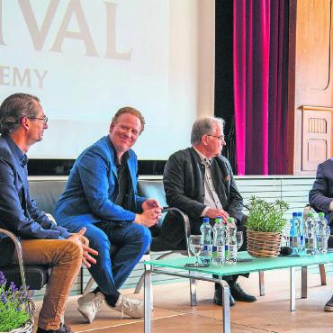 Einstimmige Wahl: Menuhin-Verwaltungsrat übergibt Daniel Hope die zukünftige künstlerische Leitung - Hansueli Tschanz (rechts) moderierte die Medienkonferenz. Christoph Müller, Daniel Hope und Aldo Kropf (v.l.) standen Red und Antwort.