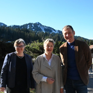 Zukunftsweisendes am Frühstückstisch - Susanne Huber (von links),Geschäftsführerin und Vorsitzende der Geschäftsleitung des Vereins Volkswirtschaft Bern, Marianna Lehmann, Vorstandspräsidentin, und Urs Pfenninger, stellvertretender  Geschäftsführer, freuten sich über grosses Interesse am Wirtschaftsbrunch in früher Mittwochmorgenstunde. (Fotos: AvS)
