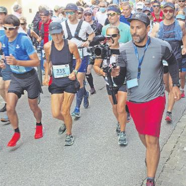Geoffrey Gikuni Ndungu und Victoria Kreuzer triumphieren auf dem Glacier 3000 Run - Schlag 9.30 Uhr wird die Läuferschar auf die Strecke geschickt. Fürs Erste gilt es, 15,6km in optimaler Laufgeschwindigkeit zurückzulegen. FOTO: EUGEN DORNBIERER-HAUSWIRTH