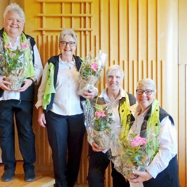 «Viva la Musica» – es lebe die Musik - Fünf Sängerinnen wurden für ihre Treue zum Chor geehrt: v. l. Elisabeth von Siebenthal und Hanni Hauswirth für 40 Jahre, Ruth Aellen für 35 Jahre und Rita Frautschi für 30 Jahre. Es fehlt Regula Lengacher, die ebenfalls seit 30 Jahren mitsingt.
FOTOS: VRENI MÜLLENER