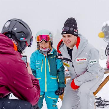 Lars Rösti bleibt unschlagbar: Heimspiel vor Nachwuchs und Fans - Die Nachwuchstalente der JO St. Stephan nutzen die Chance, um mit dem Skistar Fotos zu machen.
