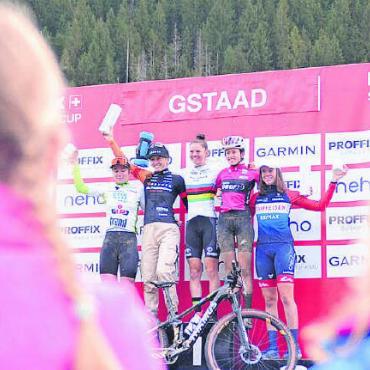 Rasant und schlammig: So war der Proffix Swiss Bike Cup 2022 - Vom Nachwuchs bestaunt: das Podest der schnellsten Juniorinnen in Gstaad mit Monique Halter an der Spitze.