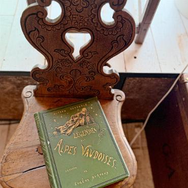 Saaner Brocante: Rekordbeteiligung bei bestem Sommerwetter - Alte Bücher oderKeramikfiguren – alles, was das Sammlerherz begehrt.