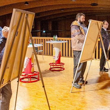Regierungsstatthalterwahlen: Kandidaten zeigen am Podium klare Haltungen - Die Kandidaten mussten in einem Quiz ihre Antworten auf Flipcharts schreiben.